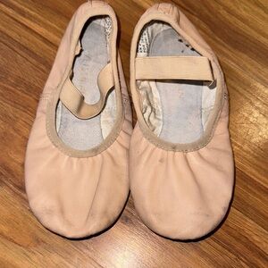 Preloved Weissman Tan Kids Ballet Slippers! 13CM have so much life left! 8/10